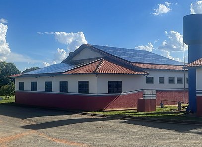 Painéis solares instalados em condomínio