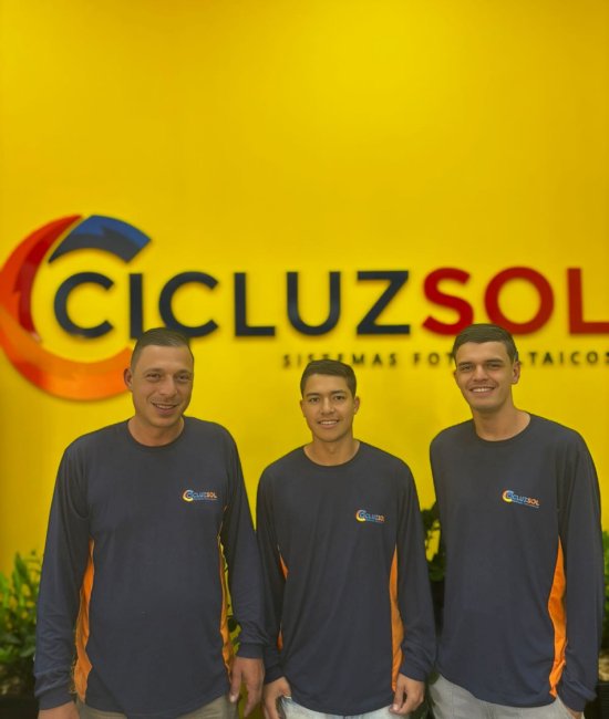 Técnico de campo instalando sistema fotovoltaico