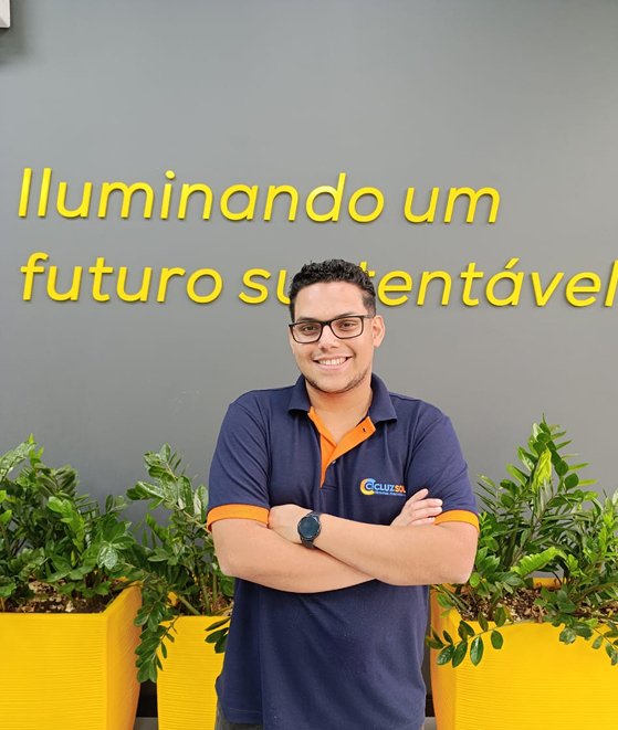 Analista da Cicluzsol cuidando da homologação de energia solar